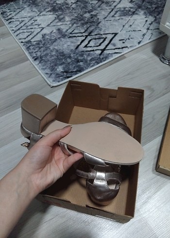 Anna Sui Klasik Şıklıkta Altın Renkli Dolgu Topuklu Kadın Ayakkabı