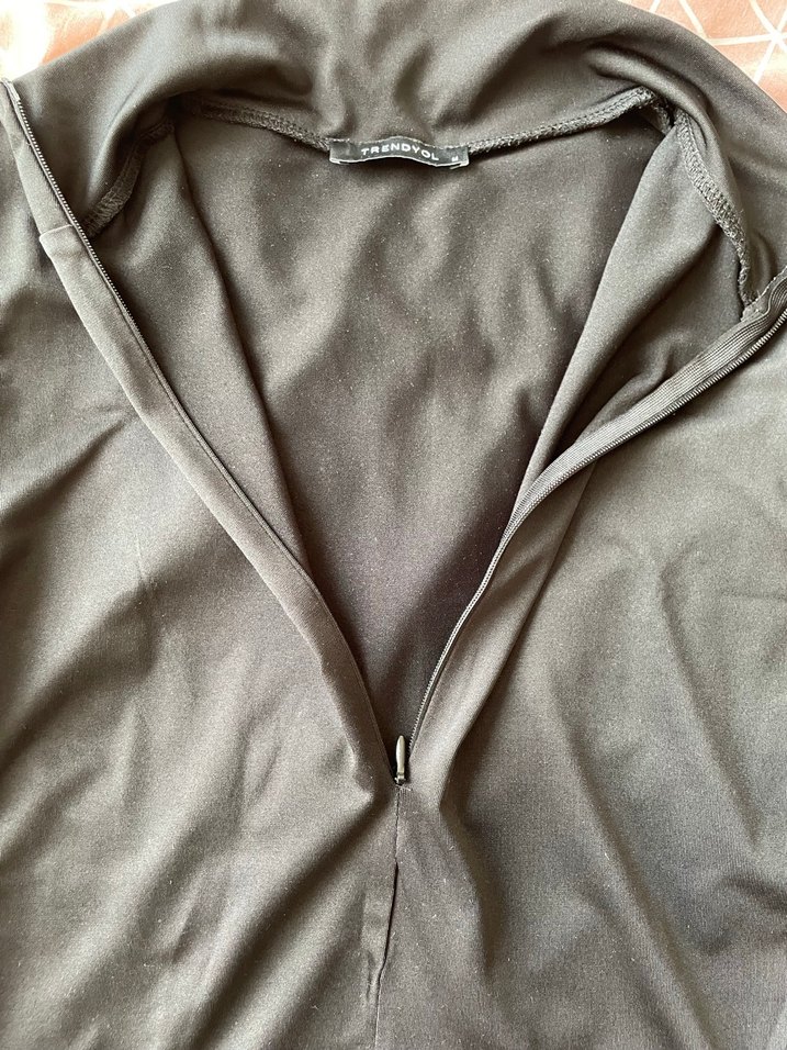 Fermuarlı V Yaka Siyah  Tişört - Görsel 4