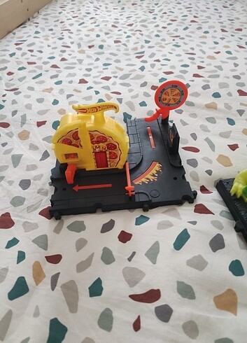  Hot wheels City dinozor ve pizza