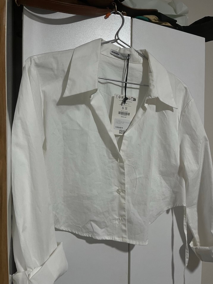 Arkadan bağlamalı beyaz gömlek - Görsel 3