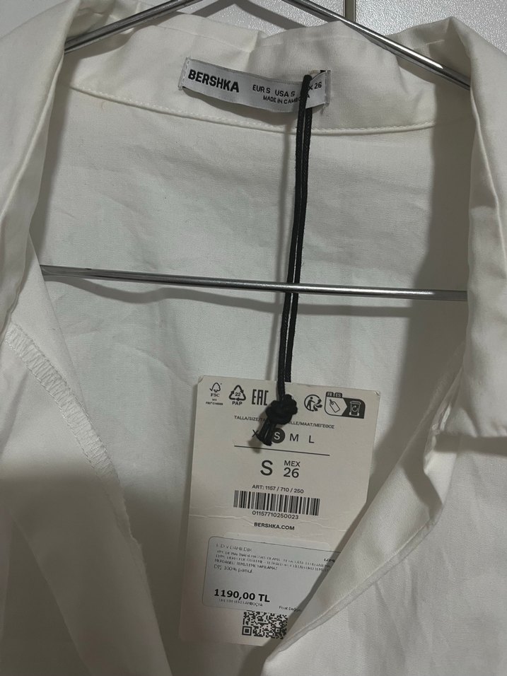 Arkadan bağlamalı beyaz gömlek - Görsel 4