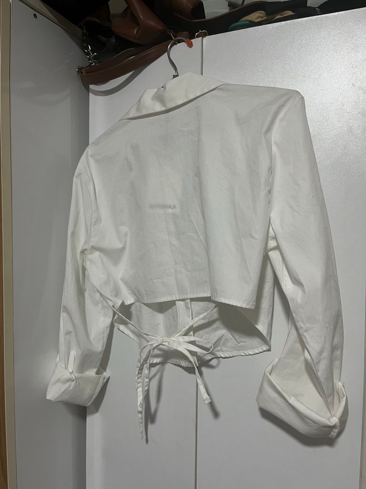 Arkadan bağlamalı beyaz gömlek - Görsel 2