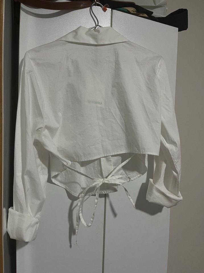 Arkadan bağlamalı beyaz gömlek - Görsel 5