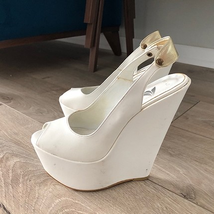 Beyaz dolgu topuk 39-40 numara