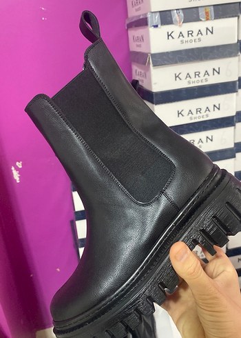 Siyah lastikli hafif tabanlı Zebra Desenli Kadın Botu Velcro