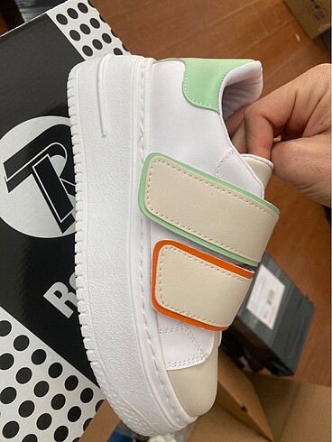 Beyaz yeşil turuncu renkli çift cırtlı kalın tabanlı spor ayakka