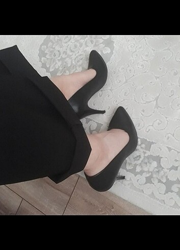 Siyah topuklu ayakkabı