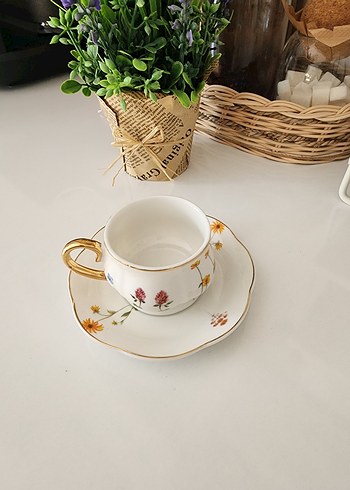 Vintage Çiçek Desenli Beyaz Fincan ve Tabağı