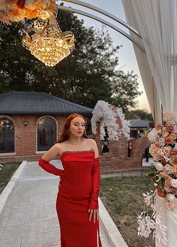 Uzun Parlak Kırmızı Straplez Drapeli Kadın Abiye - Görsel 4