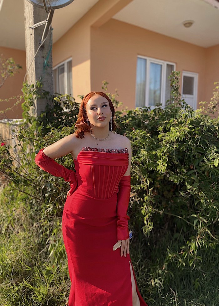 Uzun Parlak Kırmızı Straplez Drapeli Kadın Abiye - Görsel 2