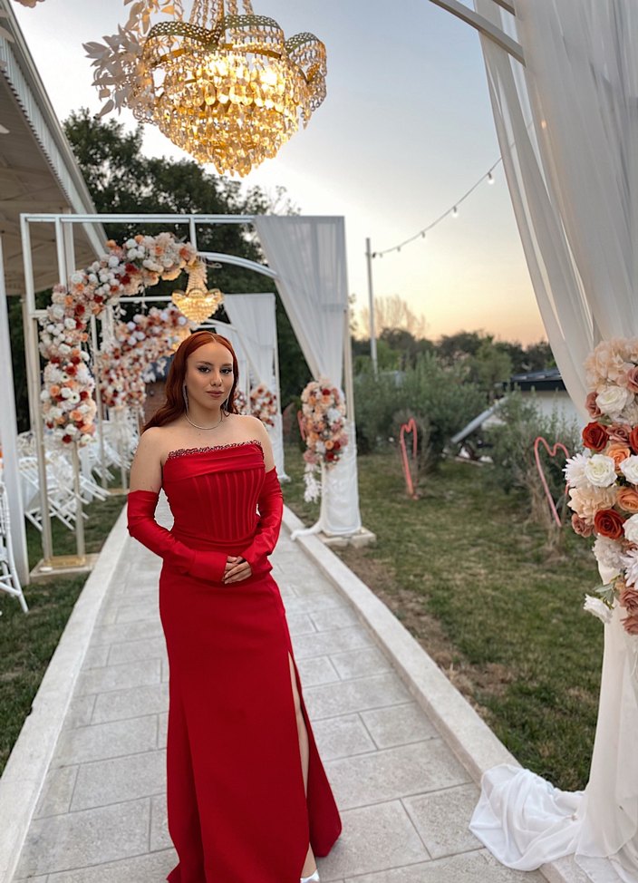 Uzun Parlak Kırmızı Straplez Drapeli Kadın Abiye - Görsel 5