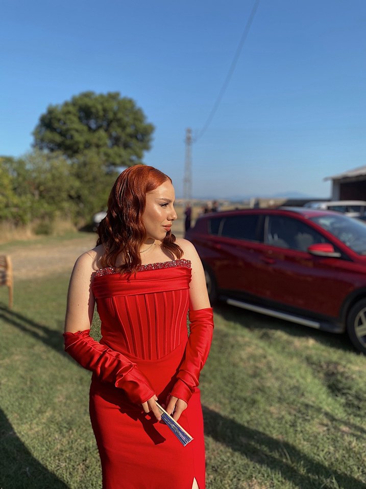 Uzun Parlak Kırmızı Straplez Drapeli Kadın Abiye - Görsel 3