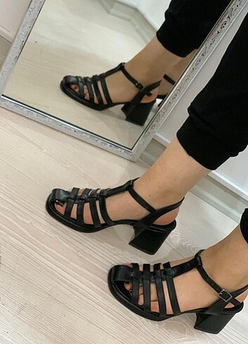 Siyah topuklu sandalet 