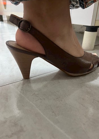 Tokalı Kahverengi Deri Stiletto Kadın Ayakkabı