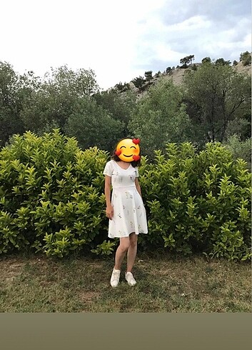 Kadın çiçekli elbise.