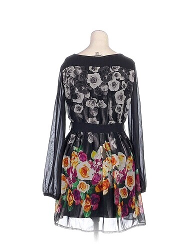 38 Beden PreLoved Kısa Elbise %70 İndirimli.