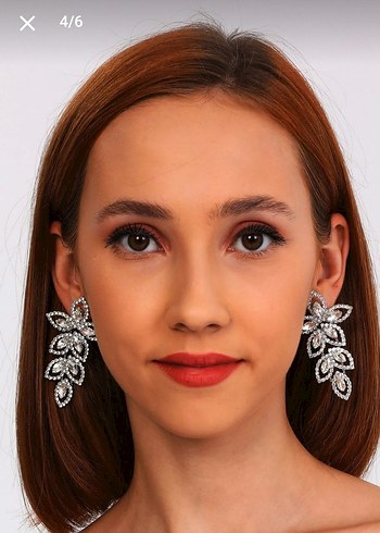 Zara Beyaz Parlak taşlı Çiçekli küpe