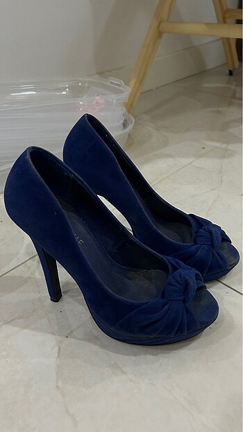 Saks mavisi topuklu ayakkabı