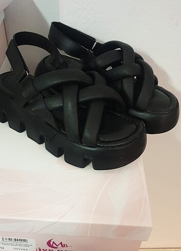 Siyah sandalet