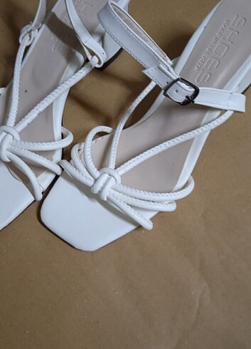 Beyaz sandalet