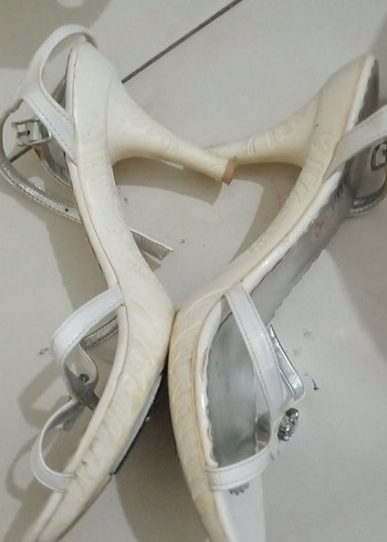 40 Beden Beyaz Tokalı Topuklu Kadın Abiye Ayakkabı