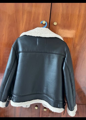 Bershka Siyah Kürk Detaylı Mini Deri Ceket - Görsel 3