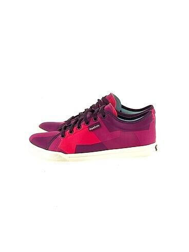 Reebok Spor Ayakkabı %70 İndirimli.