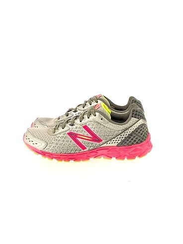 New Balance Spor Ayakkabı %70 İndirimli.