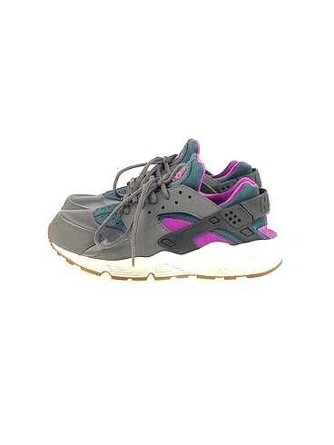 Nike Spor Ayakkabı %70 İndirimli.