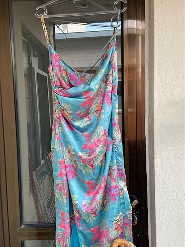 Çiçekli Sırt Dekolteli Saten Elbise