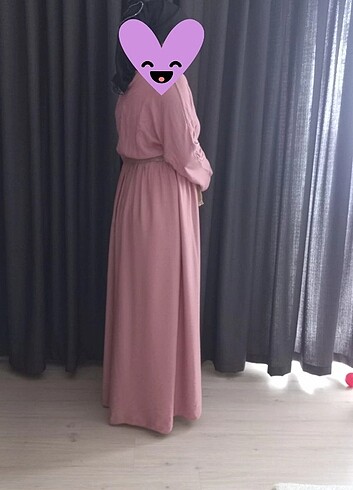 Pembe pamuklu kumaş elbise