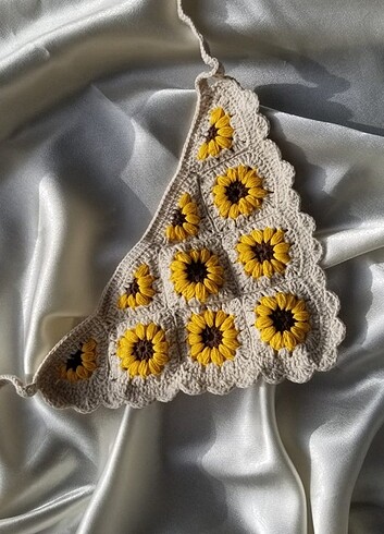 Tasarımcı ÇİÇEKLİ ÖRGÜ BANDANA