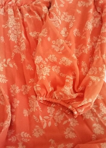 Çiçekli turuncu elbise 