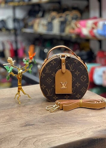 Louis Vuitton Louis Vuitton Silindir Model Çapraz Omuz Çantası