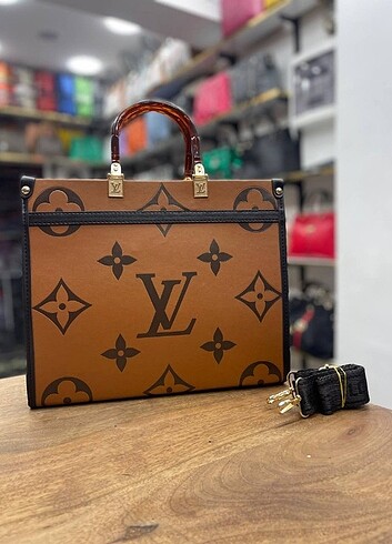 Beden siyah Renk Louis Vuitton Kol Ve Capraz Omuz Çantası
