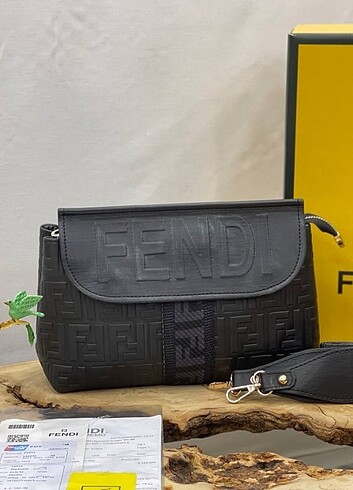 Fendi Çapraz Askılı Kol ve Omuz Çantası 