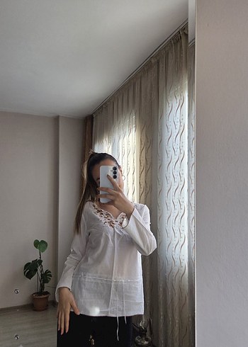 Beyaz V Yakalı Transparan Pamuklu Kadın Bluz - Görsel 5