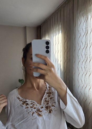 Beyaz V Yakalı Transparan Pamuklu Kadın Bluz - Görsel 4