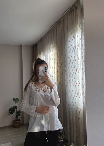 Beyaz V Yakalı Transparan Pamuklu Kadın Bluz - Görsel 3