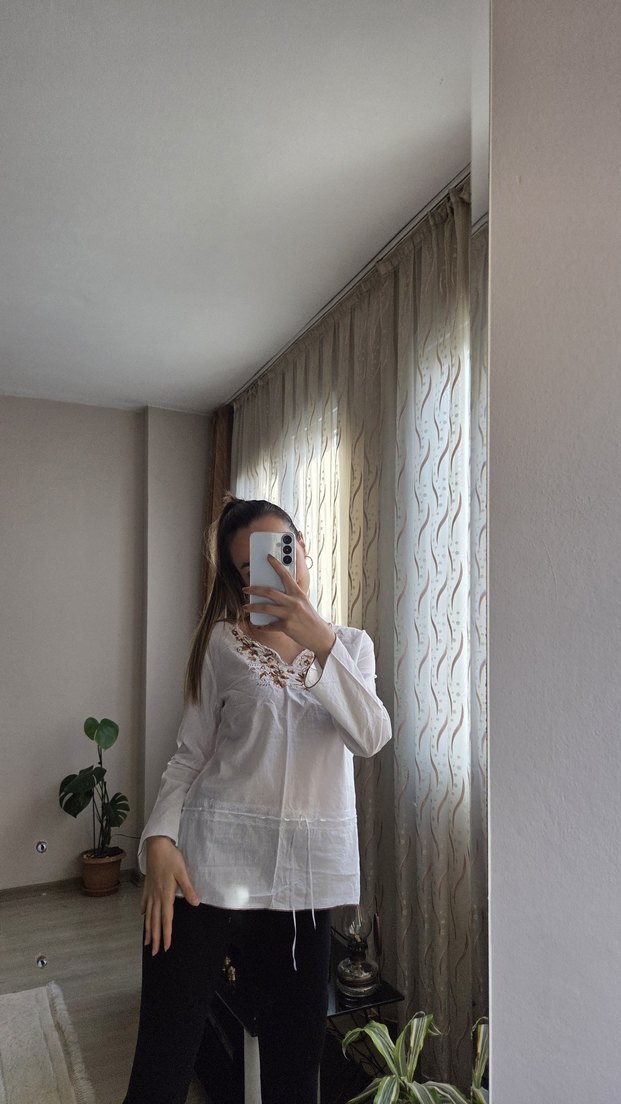 Beyaz V Yakalı Transparan Pamuklu Kadın Bluz - Görsel 5