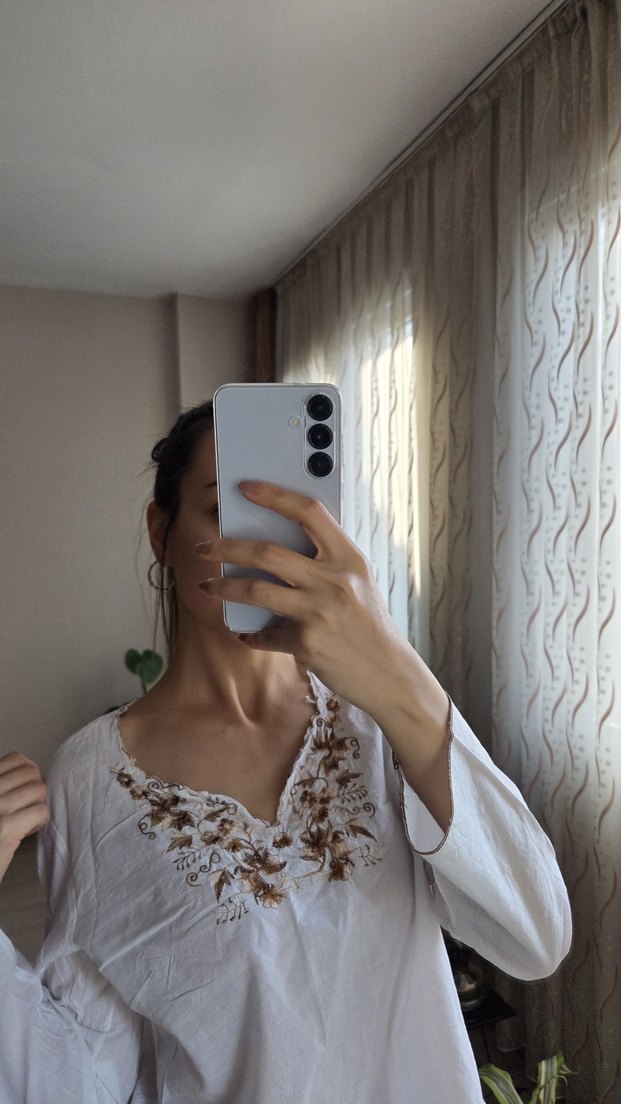 Beyaz V Yakalı Transparan Pamuklu Kadın Bluz - Görsel 4