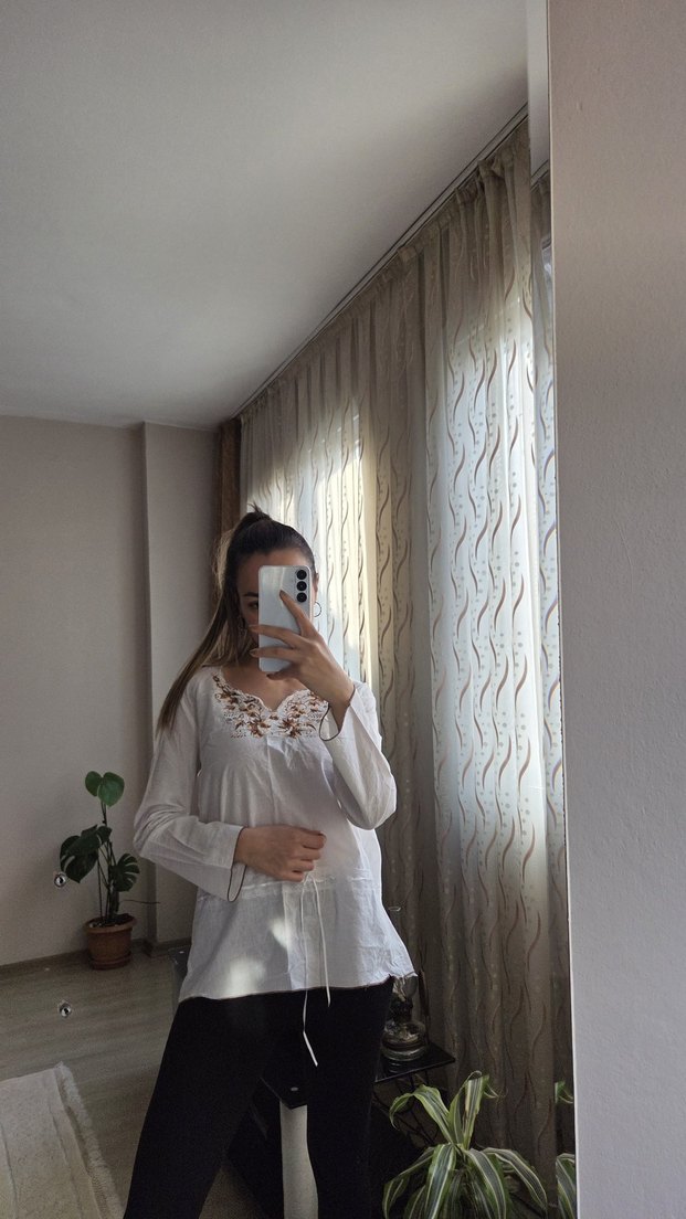 Beyaz V Yakalı Transparan Pamuklu Kadın Bluz - Görsel 3