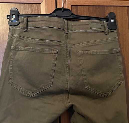 36 Beden haki Renk Pull & Bear Yandan Cepli Skinny Pantolon