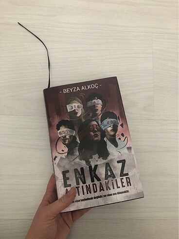 Enkaz Altındakiler (Ciltli)
