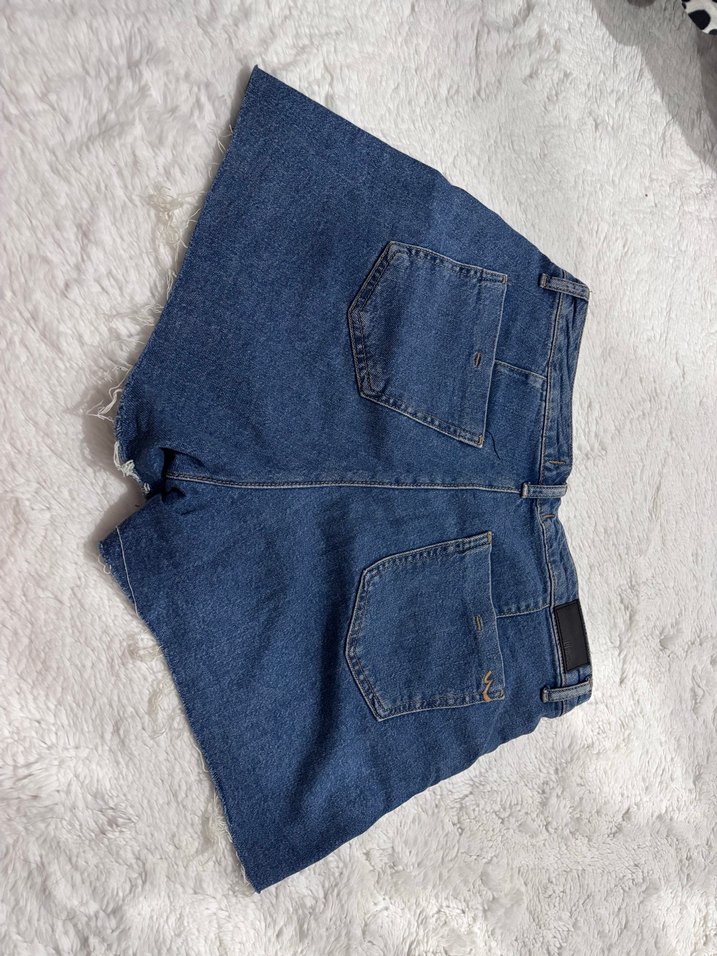 Gri Detaylı Kadın Kot Şort - Görsel 2