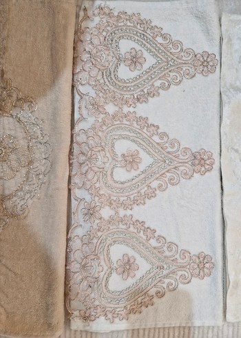 Dantel ve kadife detaylı 4 lü Hediyelik havlu set - Görsel 4