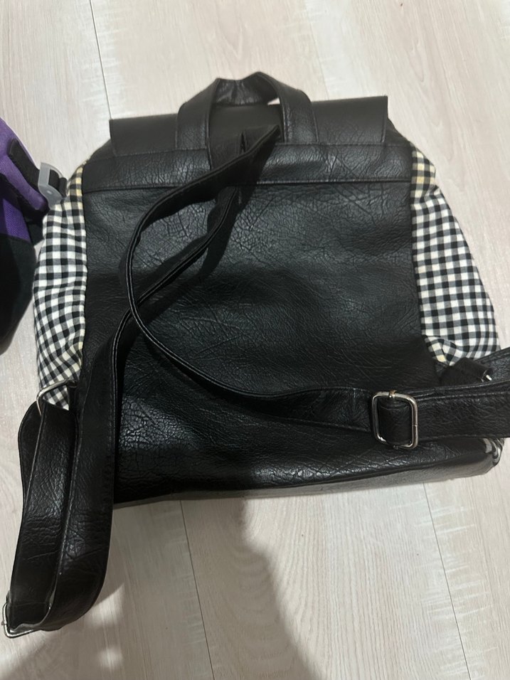 Tokalı Siyah Deri Kadın Sırt Çantası - Görsel 5