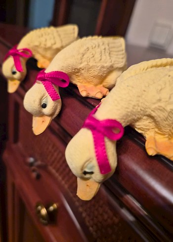 Pembe Kurdela Detaylı Dekoratif Ördek Figürleri - Görsel 4