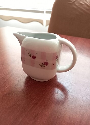 Porselen süt potu