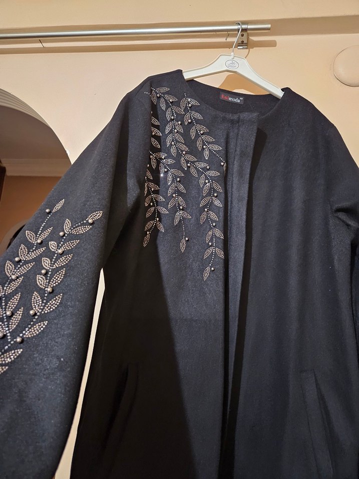 Nakış Detaylı Siyah Uzun Kadın Kaban - Görsel 3